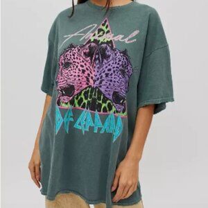 Urban Outfitters Women's Def Leppard Animal Vintage Oversized Fit Tee T-Shirt